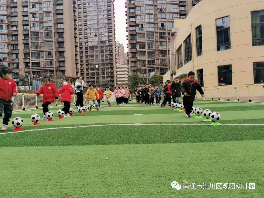 幼儿园玩转足球游戏规则_足球游戏玩法幼儿园_幼儿园足球规则教案