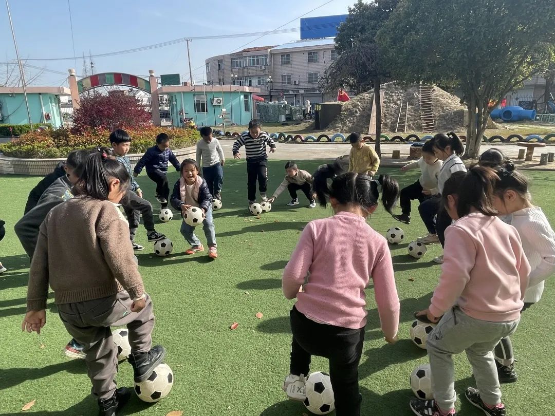 足球游戏玩法幼儿园_足球玩法幼儿_幼儿园玩转足球游戏规则